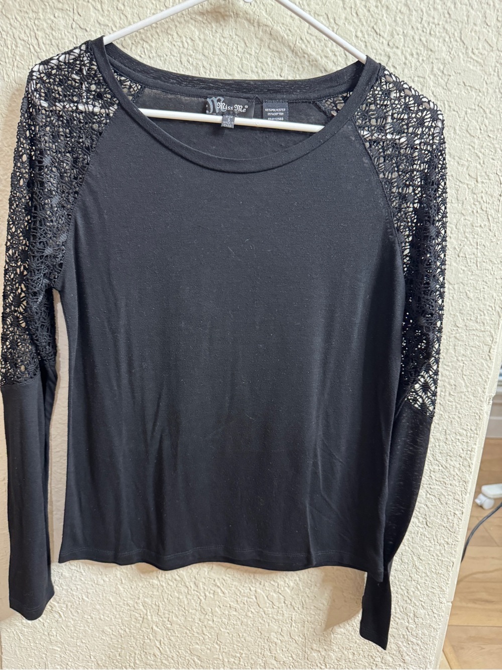 Miss Me Black Long-Sleeve Lace-Sleeve Top Small
